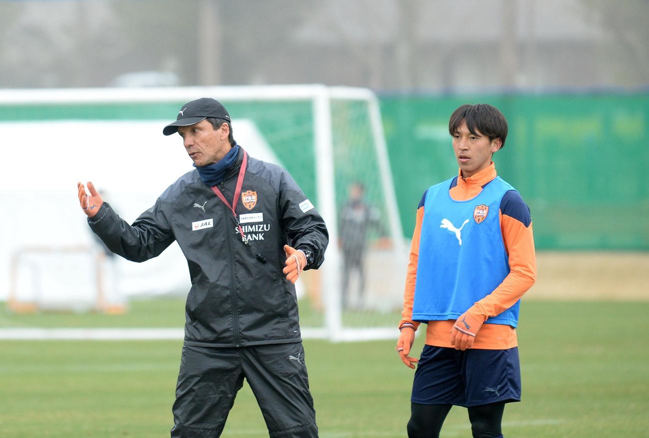 身ぶり手ぶりを交えながら指導する清水のリカルド監督（左）。右は松岡