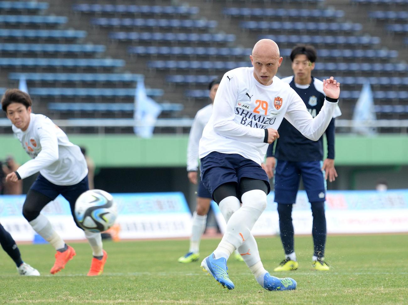 PKで先制点を決める清水ディサロ