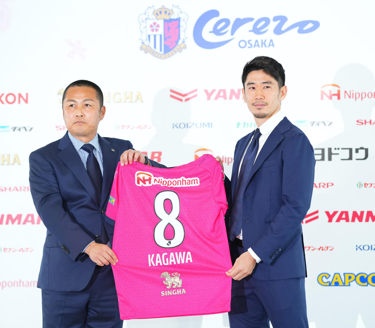 J1C大阪入団会見で背番号8のユニホームを森島代表取締役社長（左）から受け取る香川（撮影・垰建太）