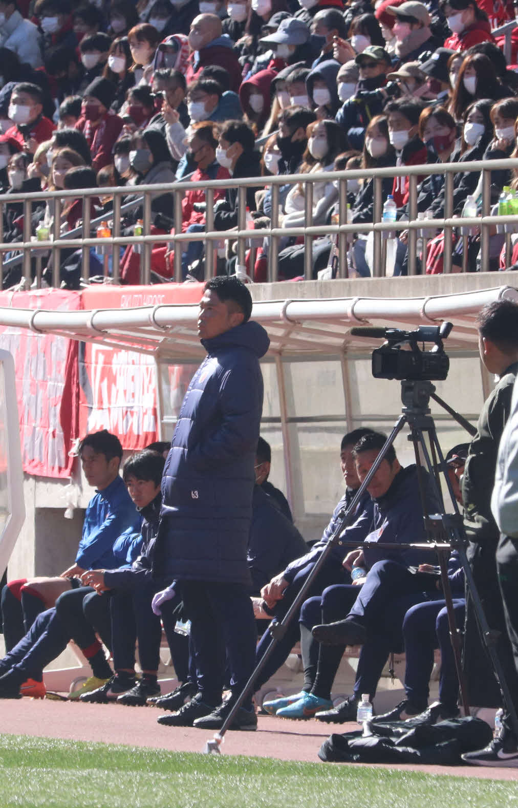 東京Vとの練習試合で戦況を見詰める鹿島の岩政監督