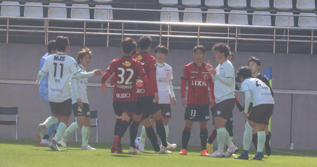 鹿島FW知念がレッドカードとなり、鹿島イレブンと東京Vイレブンが小競り合いになる