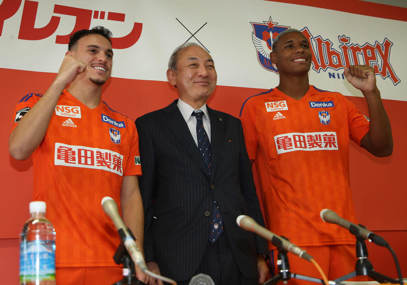 J1新潟の移籍会見した新外国人選手のMFダニーロゴメス（左）とFWグスタボ・ネスカウ（右）。中央は中野社長