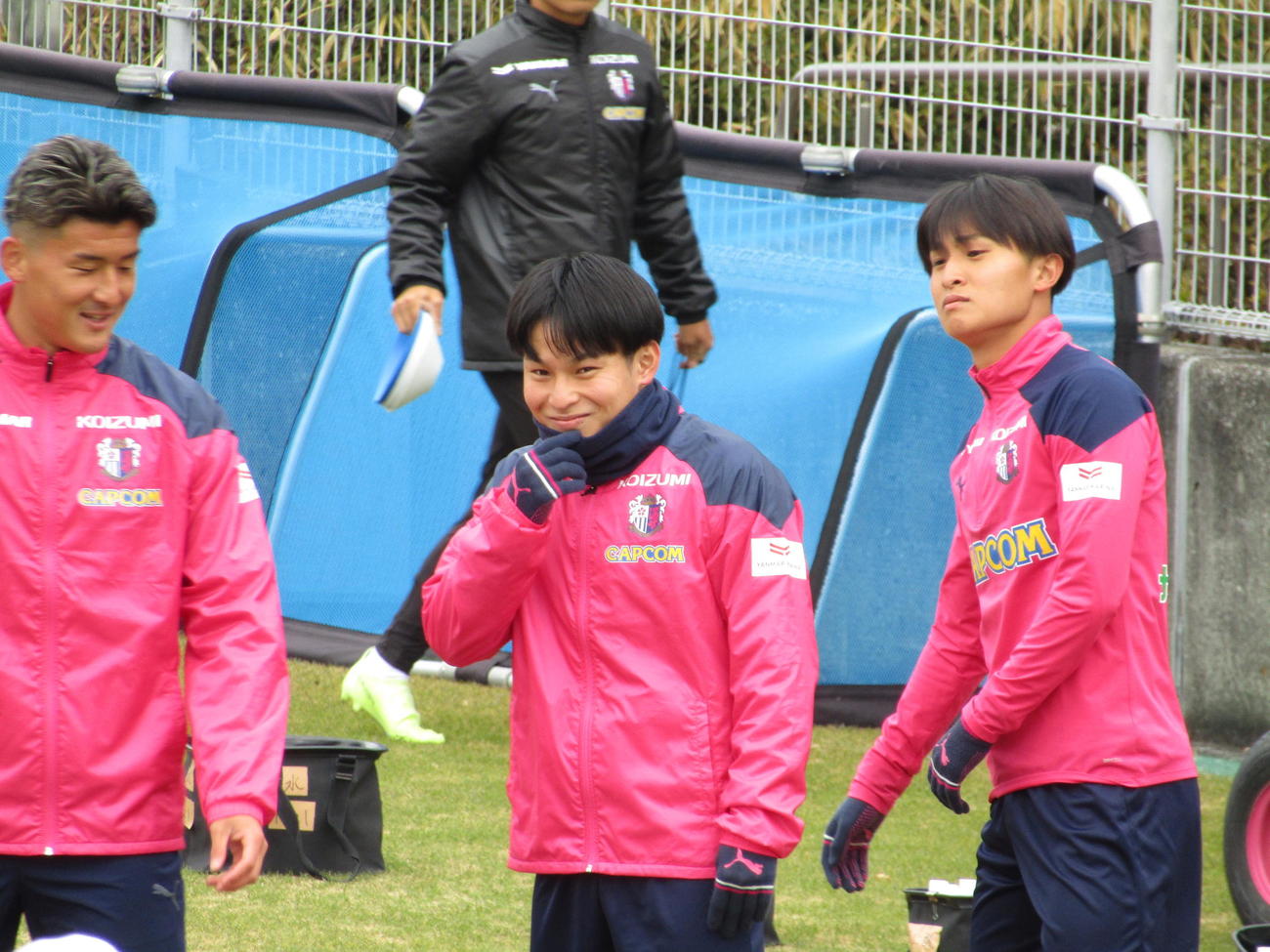 ブラジルから復帰したC大阪MF岡沢昂星（中央）は笑顔で練習に参加