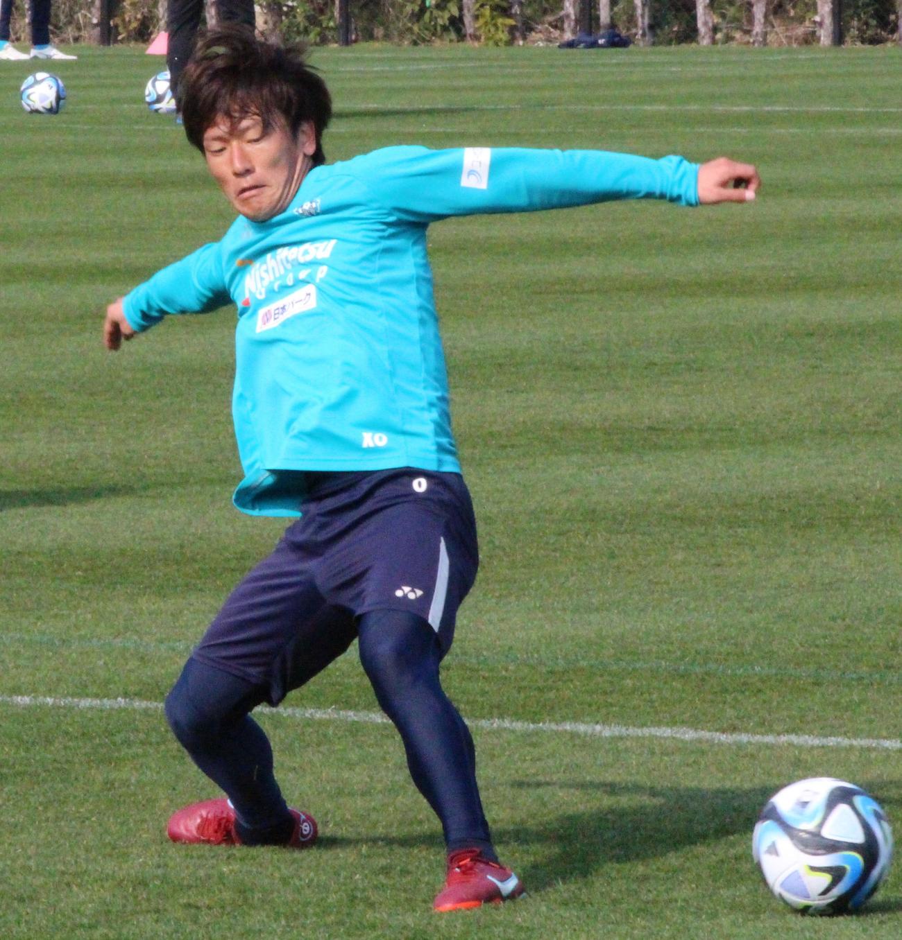 練習に励む鹿島から新加入の福岡DF小田逸稀（撮影・菊川光一）
