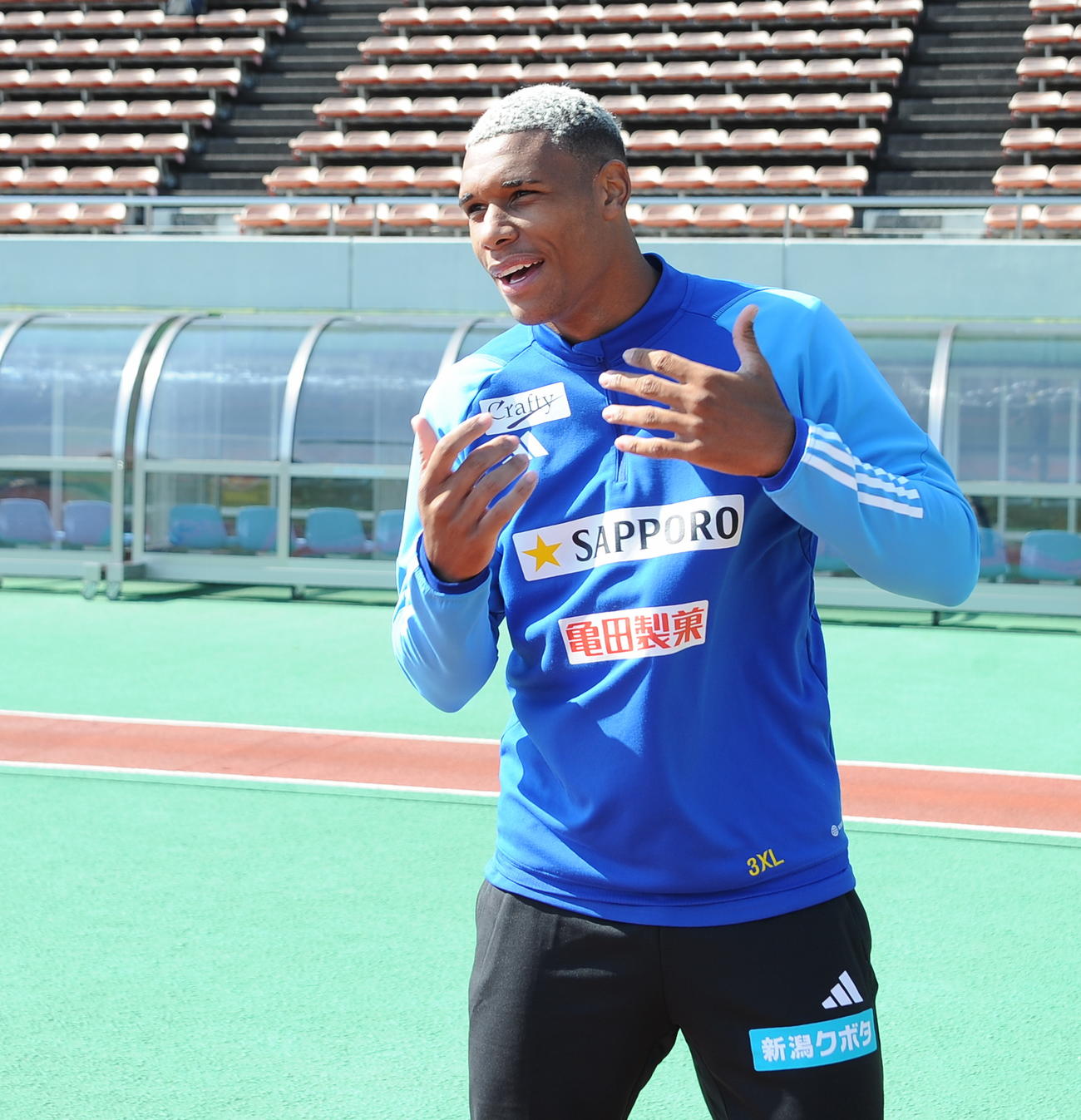 囲み取材後、陽気に踊るグスタボ・ネスカウ