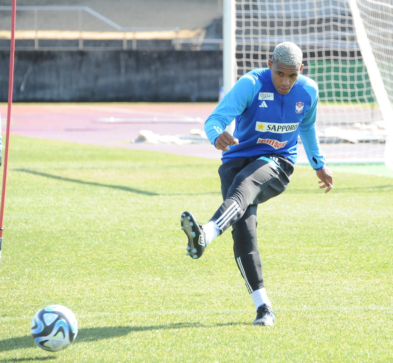 左足でパスを出すグスタボ・ネスカウ