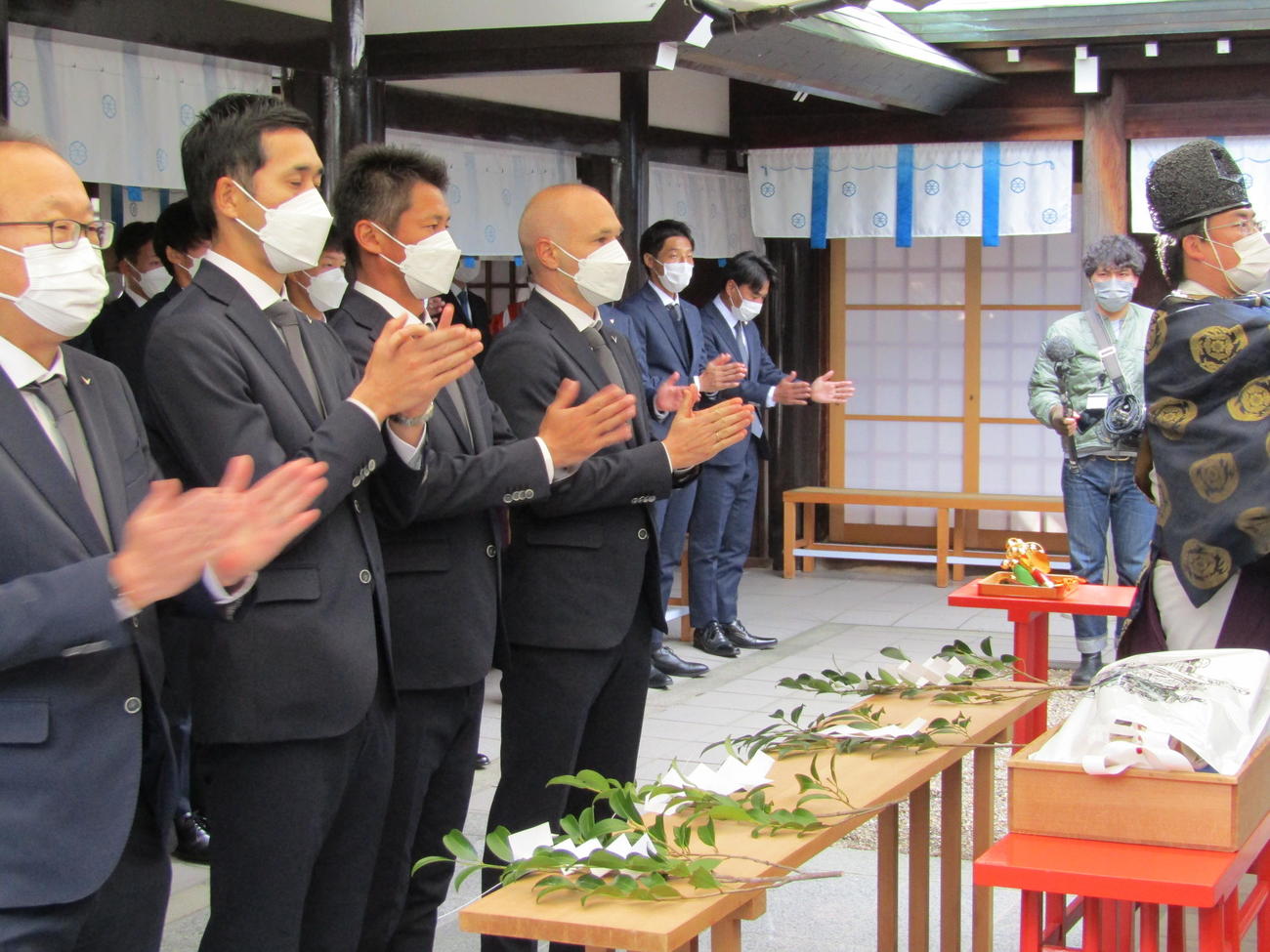地元神戸市の和田神社で必勝祈願を行う神戸イニエスタ（中央）