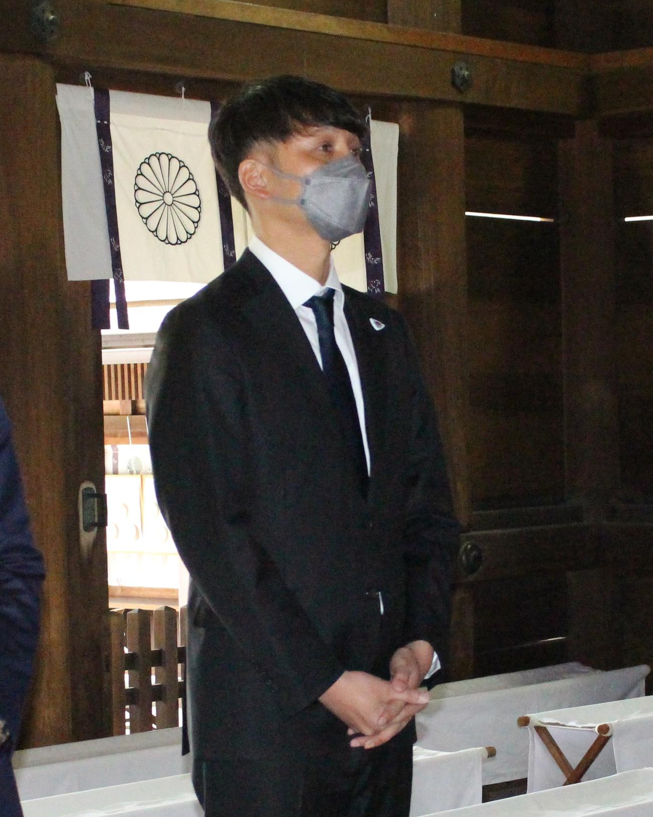 必勝祈願に臨んだ川井健太監督（撮影・菊川光一）