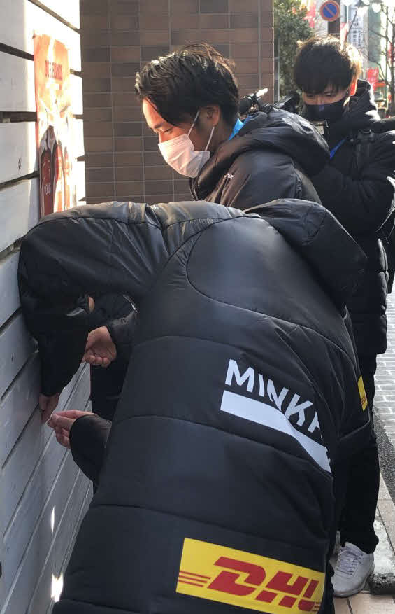 浦和の商店を訪れ、ポスターを貼る浦和レッズFW興梠（奥）とMF岩尾（撮影・磯綾乃）