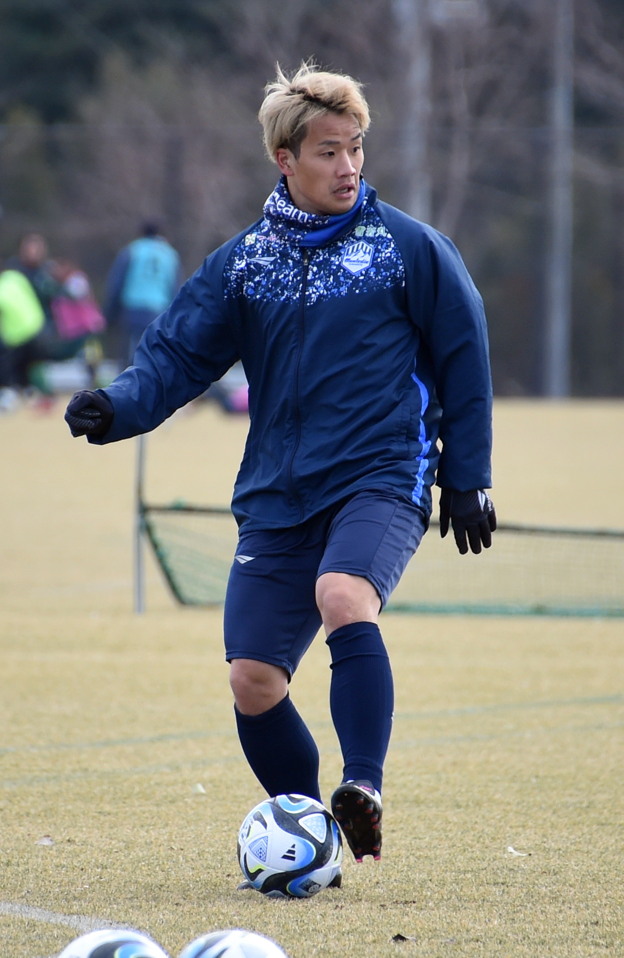 ボールをキープするFW藤本