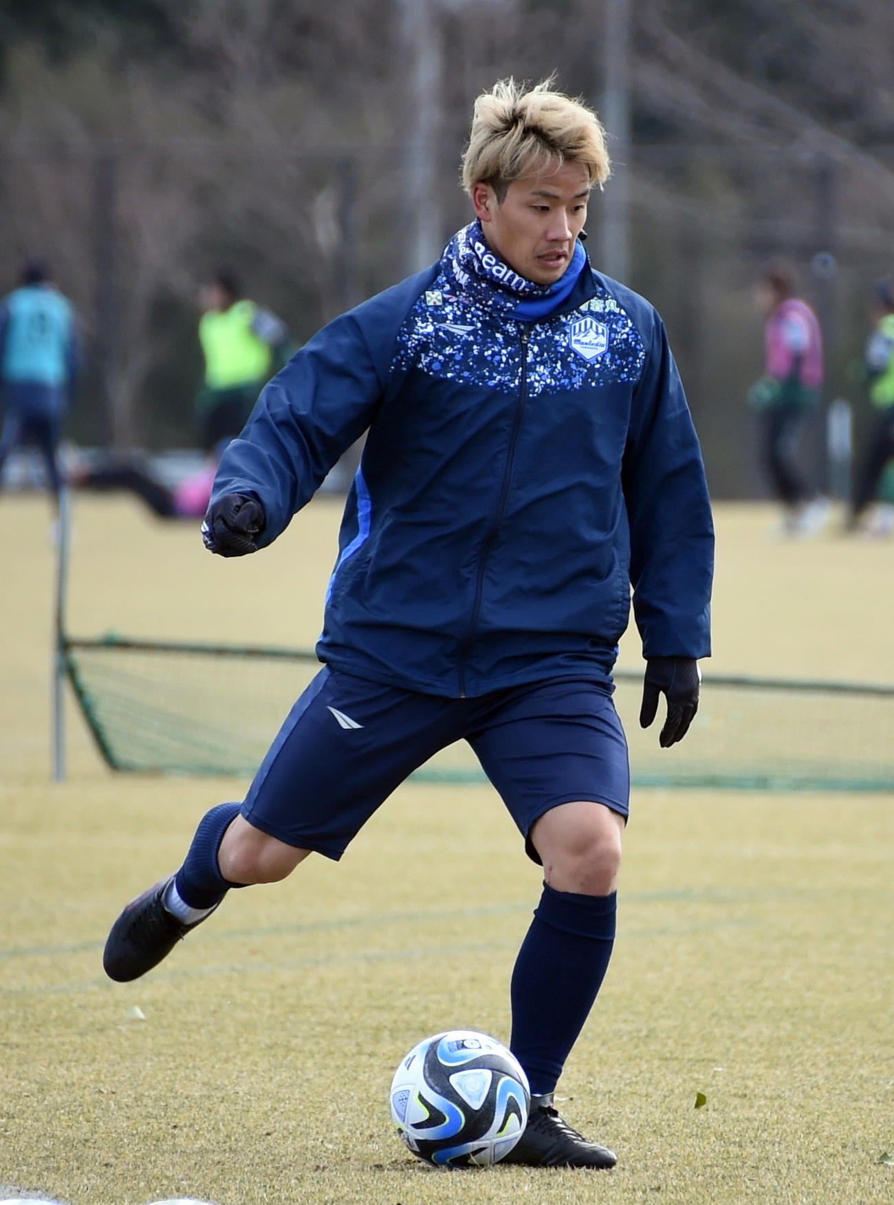 パスを出すFW藤本