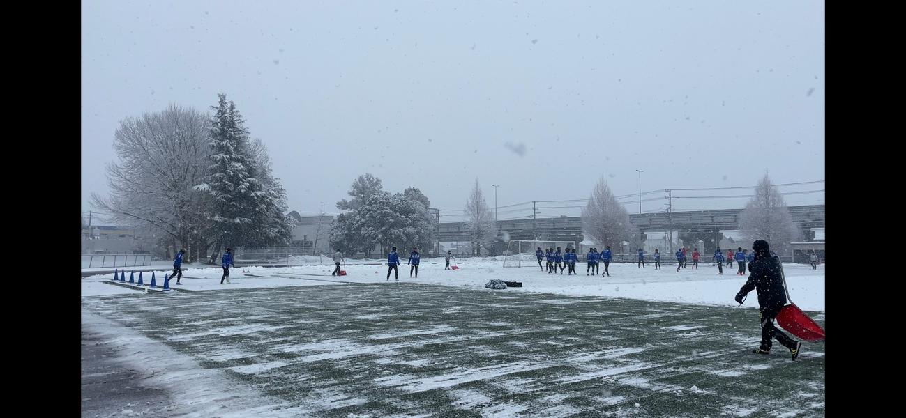 スタッフが雪かきをする中、練習に励む甲府イレブン（C）ヴァンフォーレ甲府