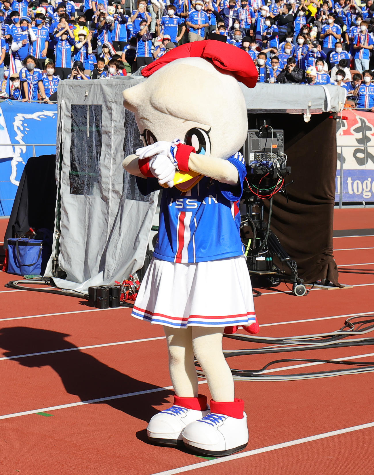 横浜対甲府　Jリーグマスコット総選挙で優勝し涙で喜ぶ横浜のマリン（撮影・野上伸悟）