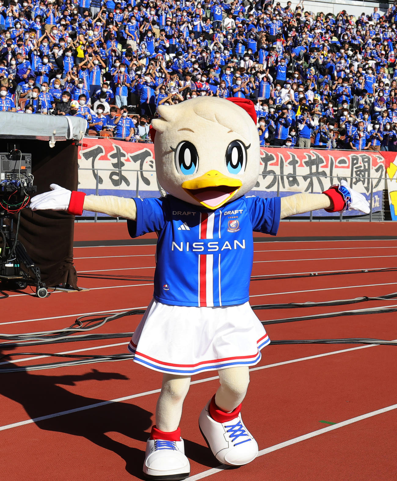 横浜対甲府　Jリーグマスコット総選挙で優勝し喜ぶ横浜のマリン（撮影・野上伸悟）