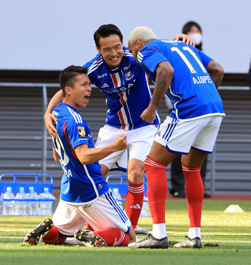 横浜対甲府　後半、チーム2点目のゴールを決め喜ぶ横浜西村（左）（撮影・浅見桂子）
