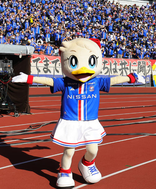 横浜対甲府 Jリーグマスコット総選挙で優勝し喜ぶ横浜のマリン(撮影・野上伸悟)