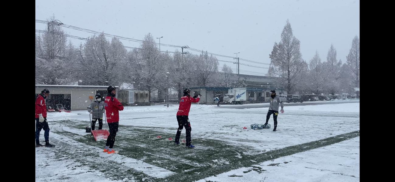 スタッフが雪かきをし、芝のある場所で練習をする甲府のGK選手（C）ヴァンフォーレ甲府
