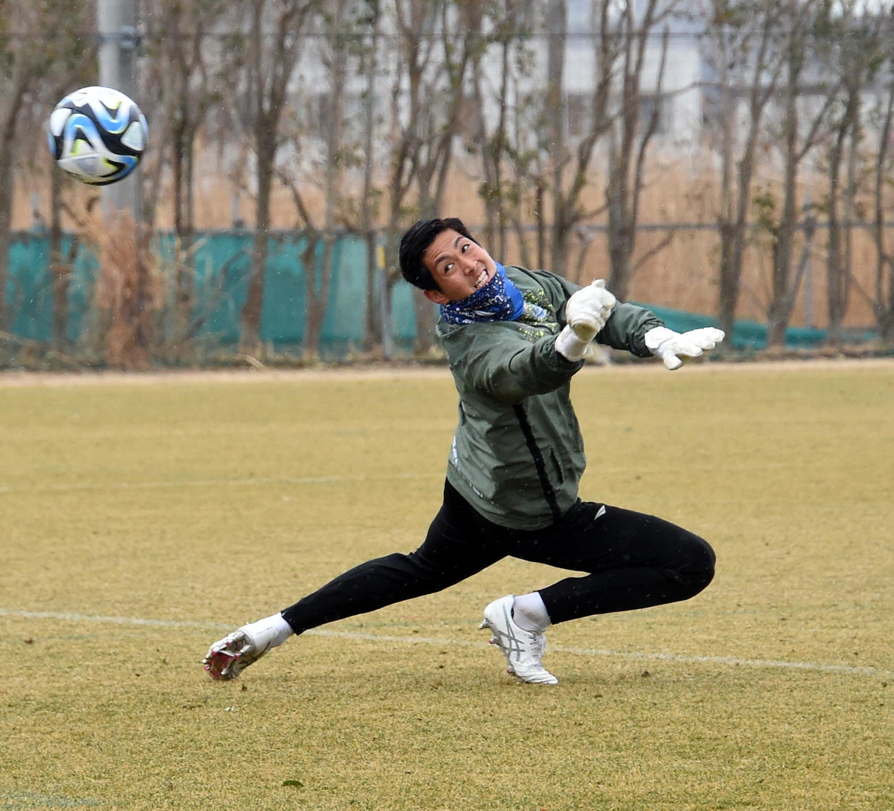 シュートをセーブするGK後藤雅