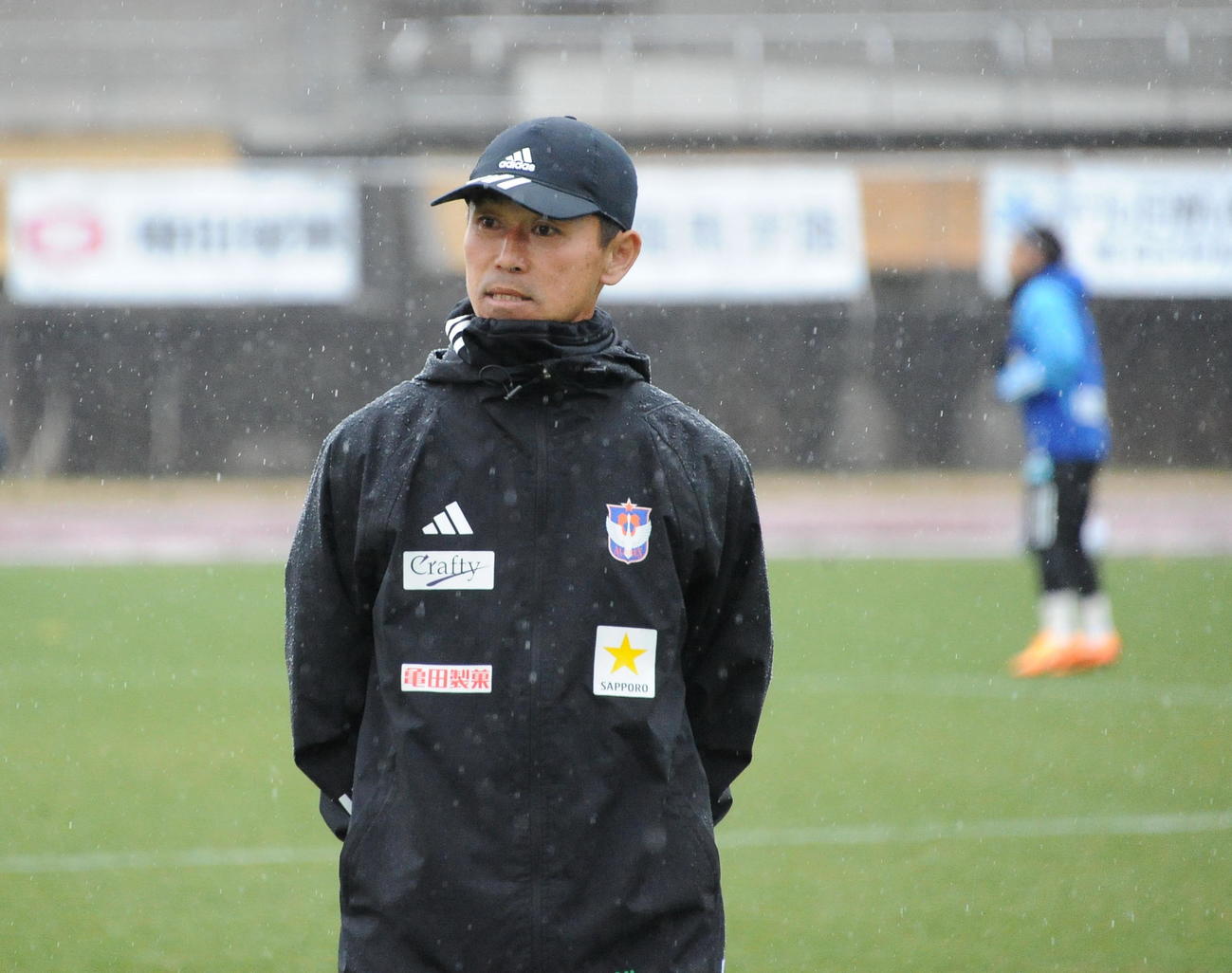 練習を選手を見つめる松橋監督