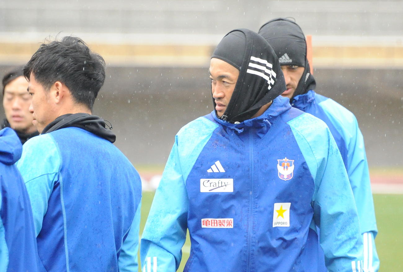 防寒対策バッチリで練習に参加する千葉（中央）