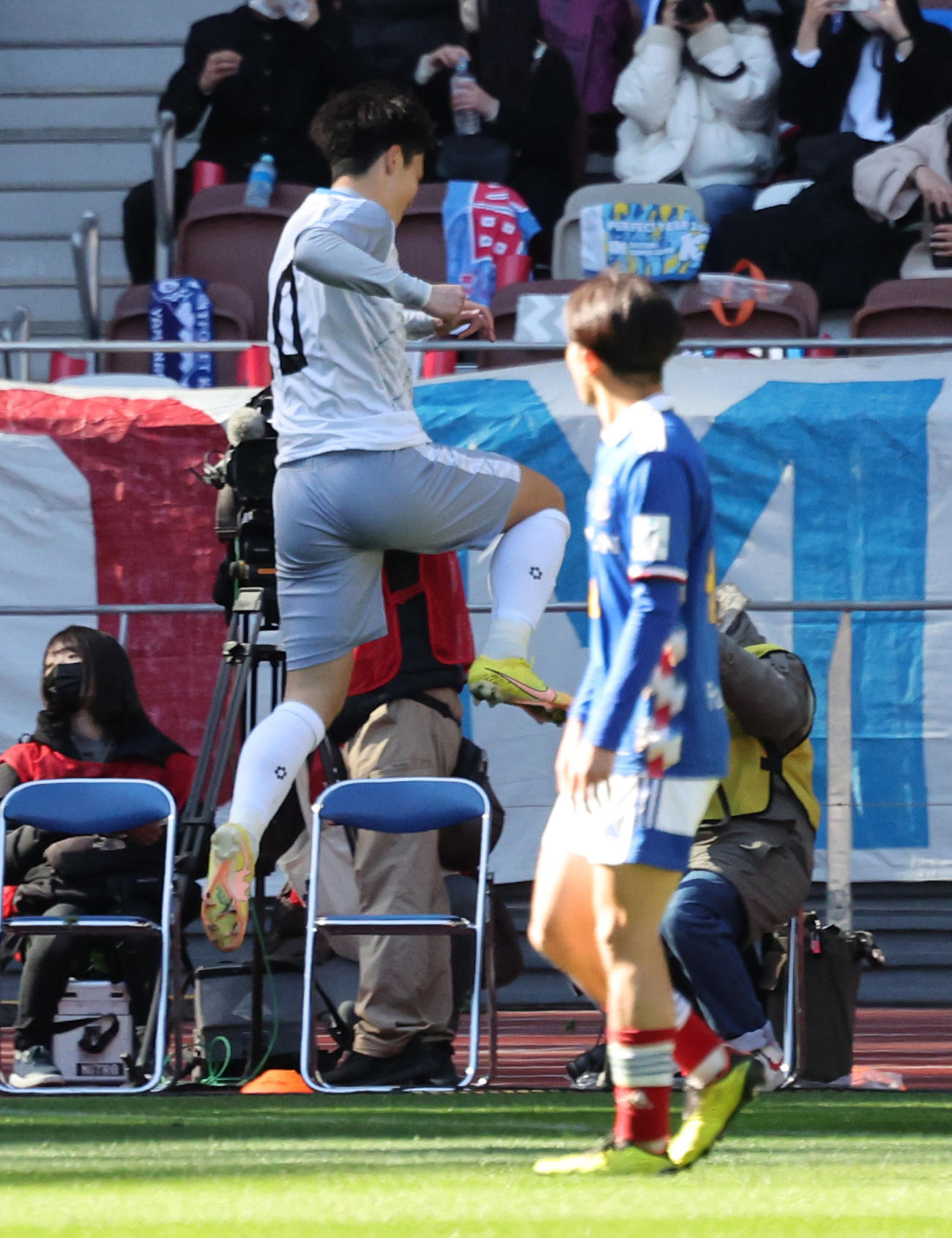 横浜ユース対日本高校選抜　前半、先制ゴールを決め喜ぶ日本高校選抜・小湊（撮影・野上伸悟）