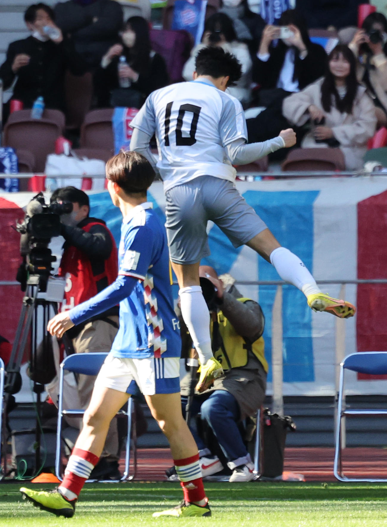 横浜ユース対日本高校選抜　前半、先制ゴールを決め喜ぶ日本高校選抜・小湊（撮影・野上伸悟）
