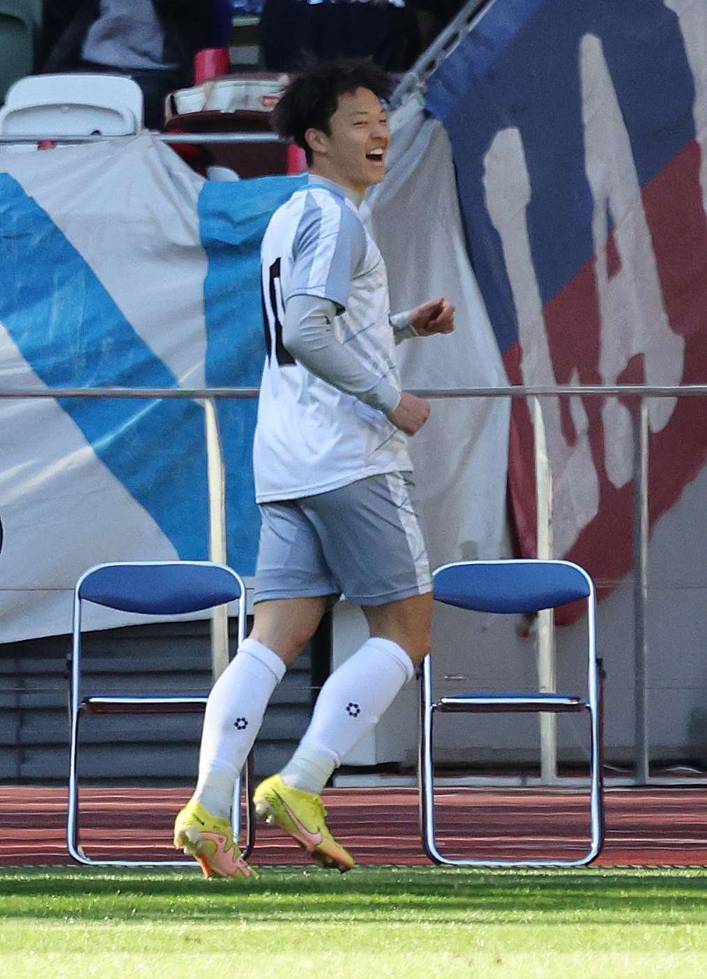 横浜ユース対日本高校選抜　前半、先制ゴールを決め喜ぶ日本高校選抜・小湊（撮影・野上伸悟）