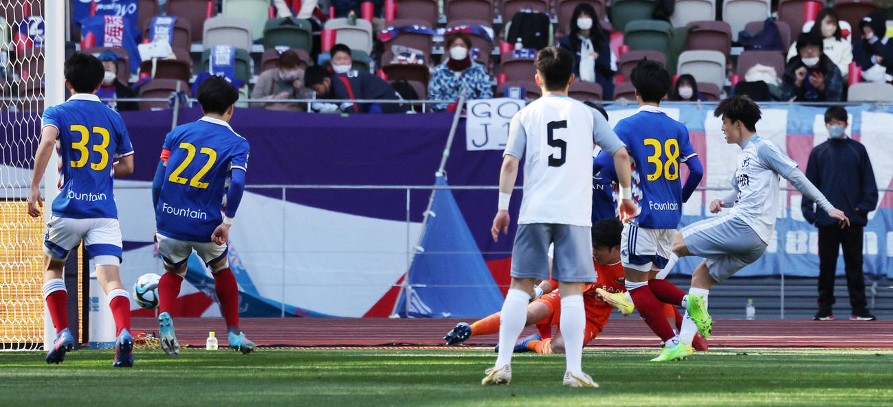 横浜ユース対日本高校選抜　前半、先制ゴールを決める日本高校選抜・小湊（撮影・野上伸悟）