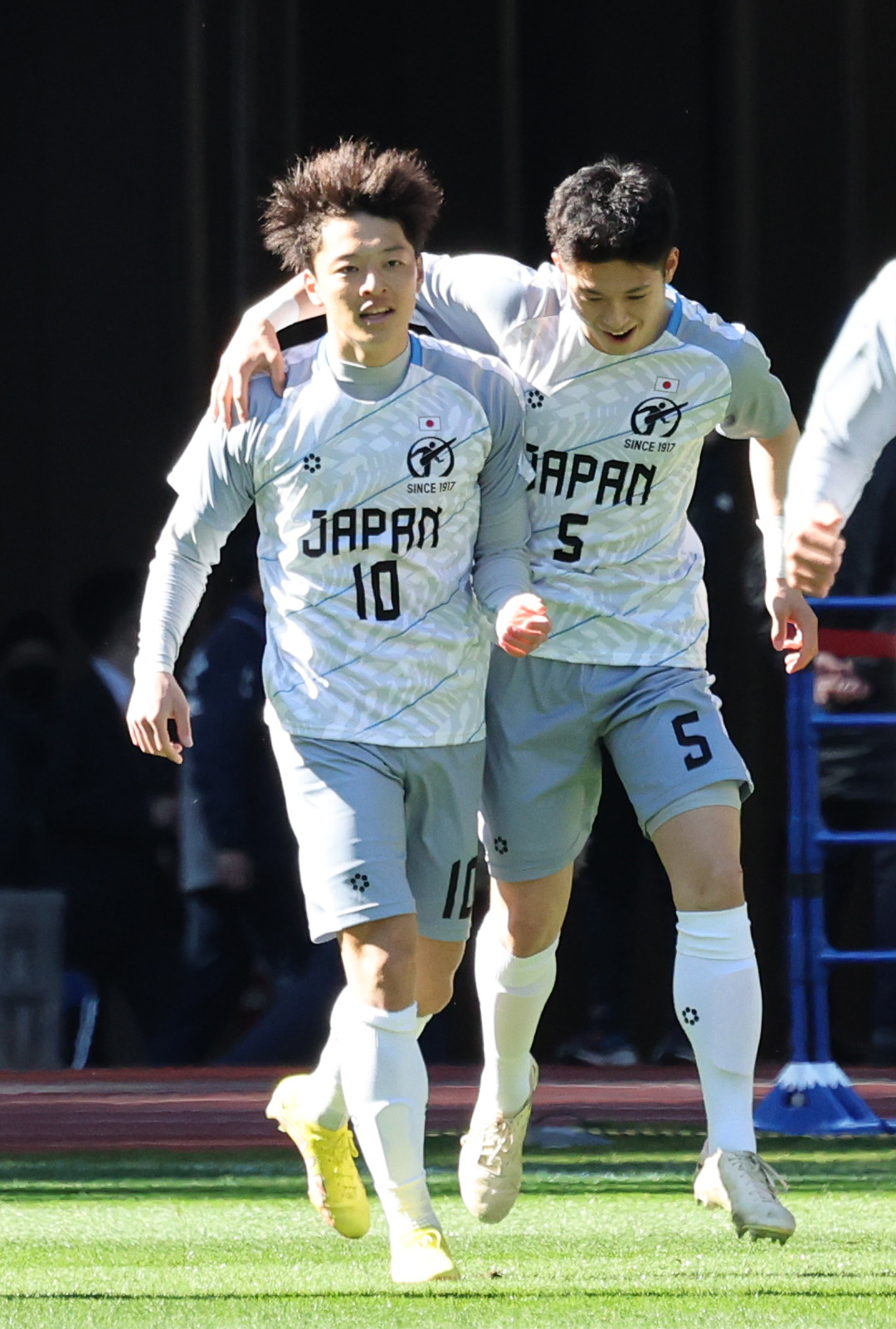 横浜ユース対日本高校選抜　前半、先制ゴールを決めた日本高校選抜・小湊（左）は、同じ青森山田の三橋と喜びあう（撮影・野上伸悟）