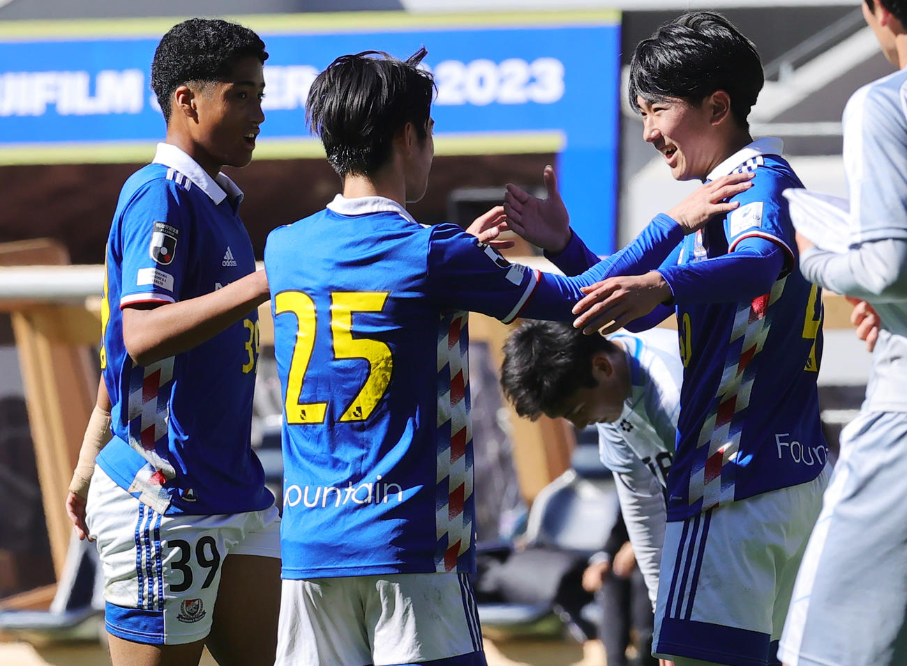 横浜ユース対日本高校選抜　前半、ゴールを決め喜ぶ横浜ユース・望月（右）ら（撮影・野上伸悟）