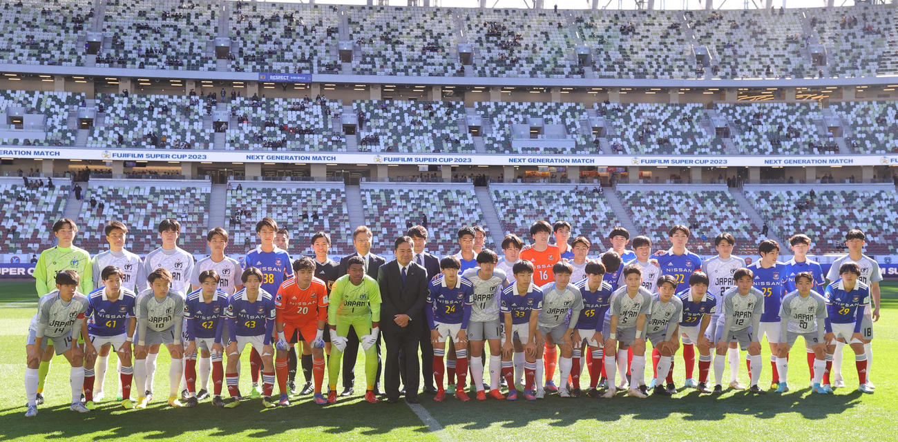 横浜ユース対日本高校選抜　試合前に写真に納まる両チーム選手たち（撮影・野上伸悟）