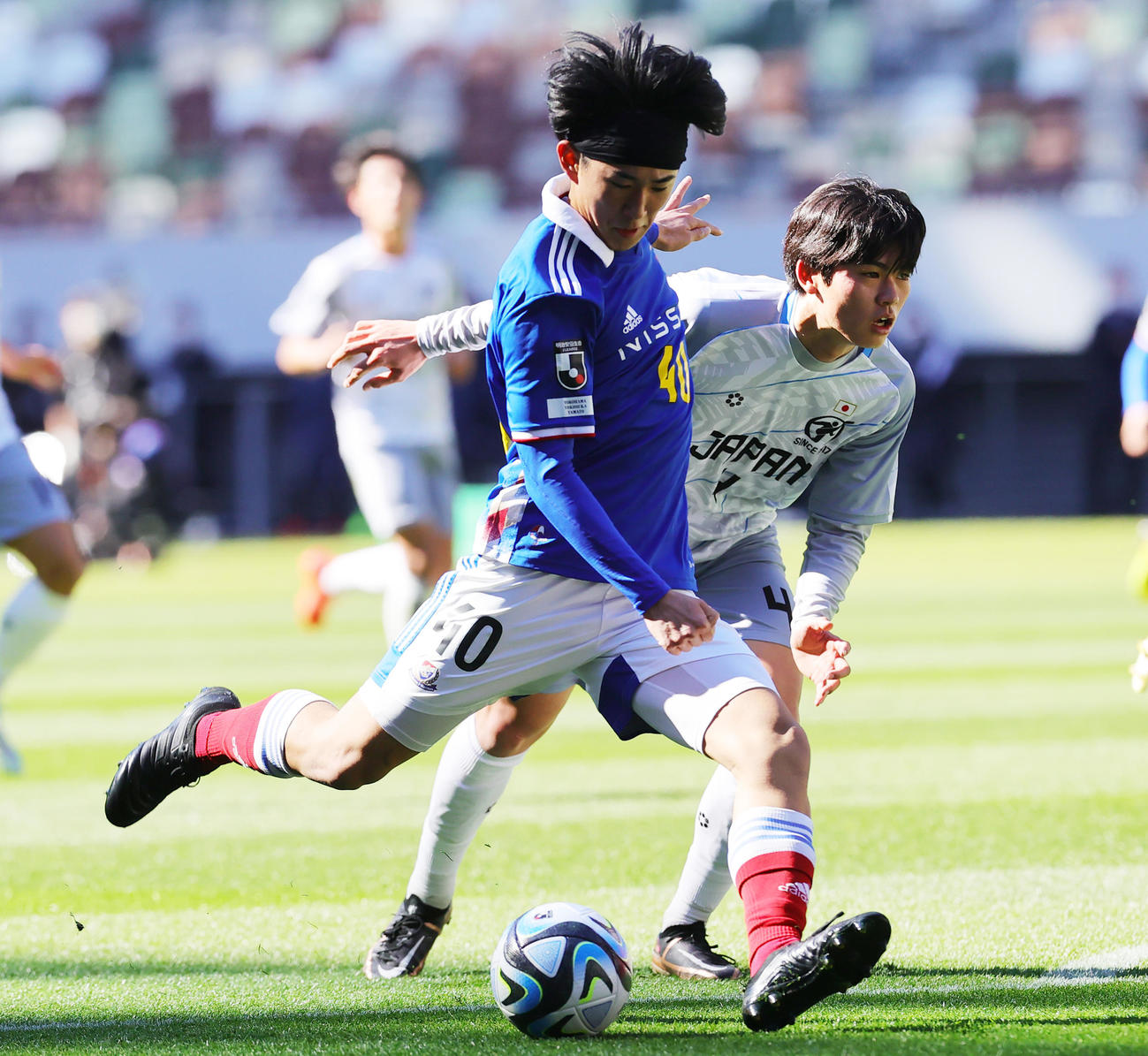 横浜ユース対日本高校選抜　前半、シュートを放つ横浜ユース・望月。後方は日本高校選抜・斎藤（撮影・野上伸悟）