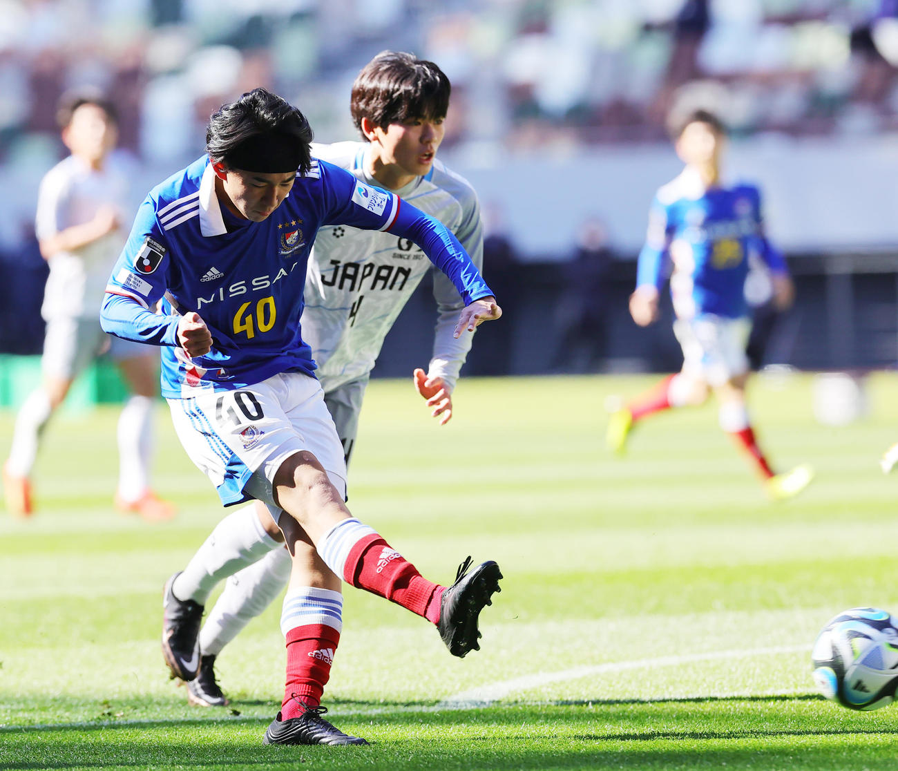 横浜ユース対日本高校選抜　前半、シュートを放つ横浜ユース・望月。後方は日本高校選抜・斎藤（撮影・野上伸悟）