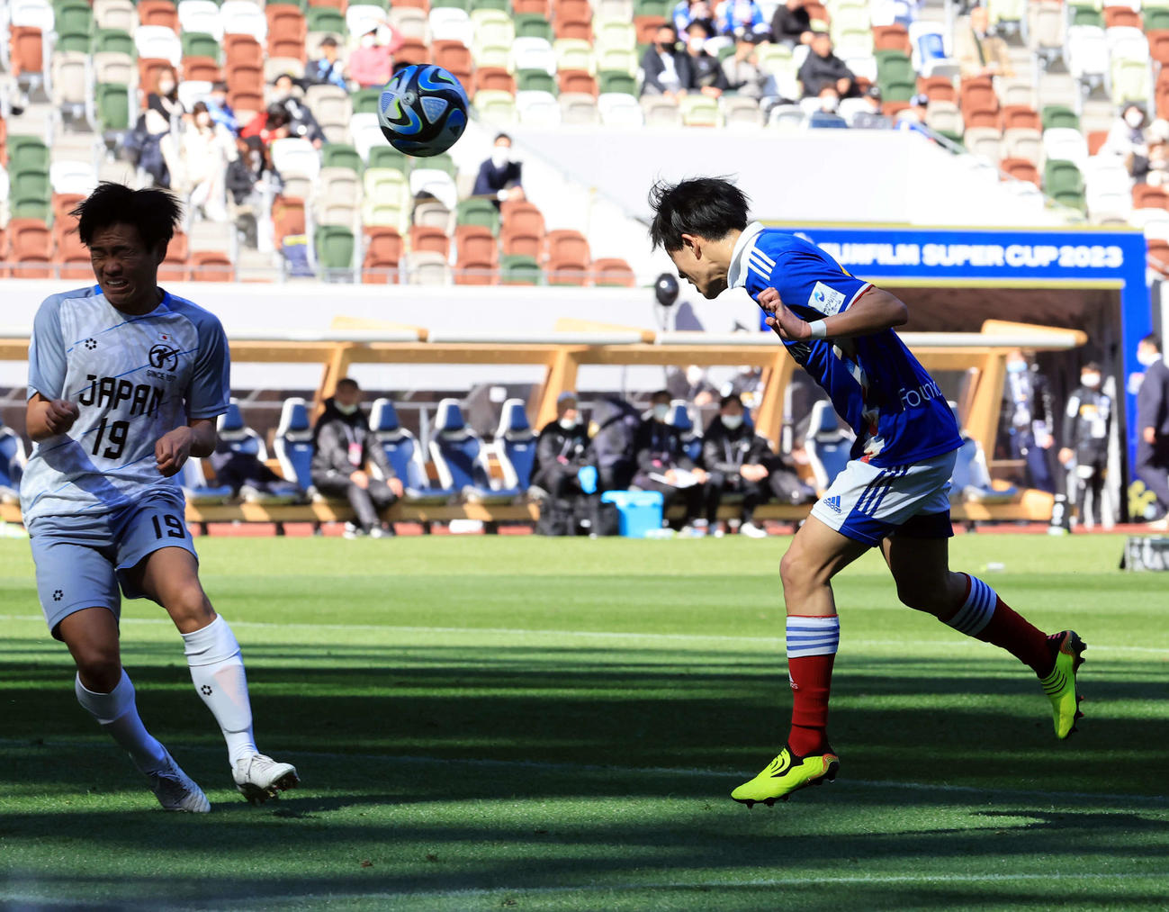 横浜対高校選抜　後半、チーム2点目のゴールを決める横浜MF上西（右）（撮影・浅見桂子）