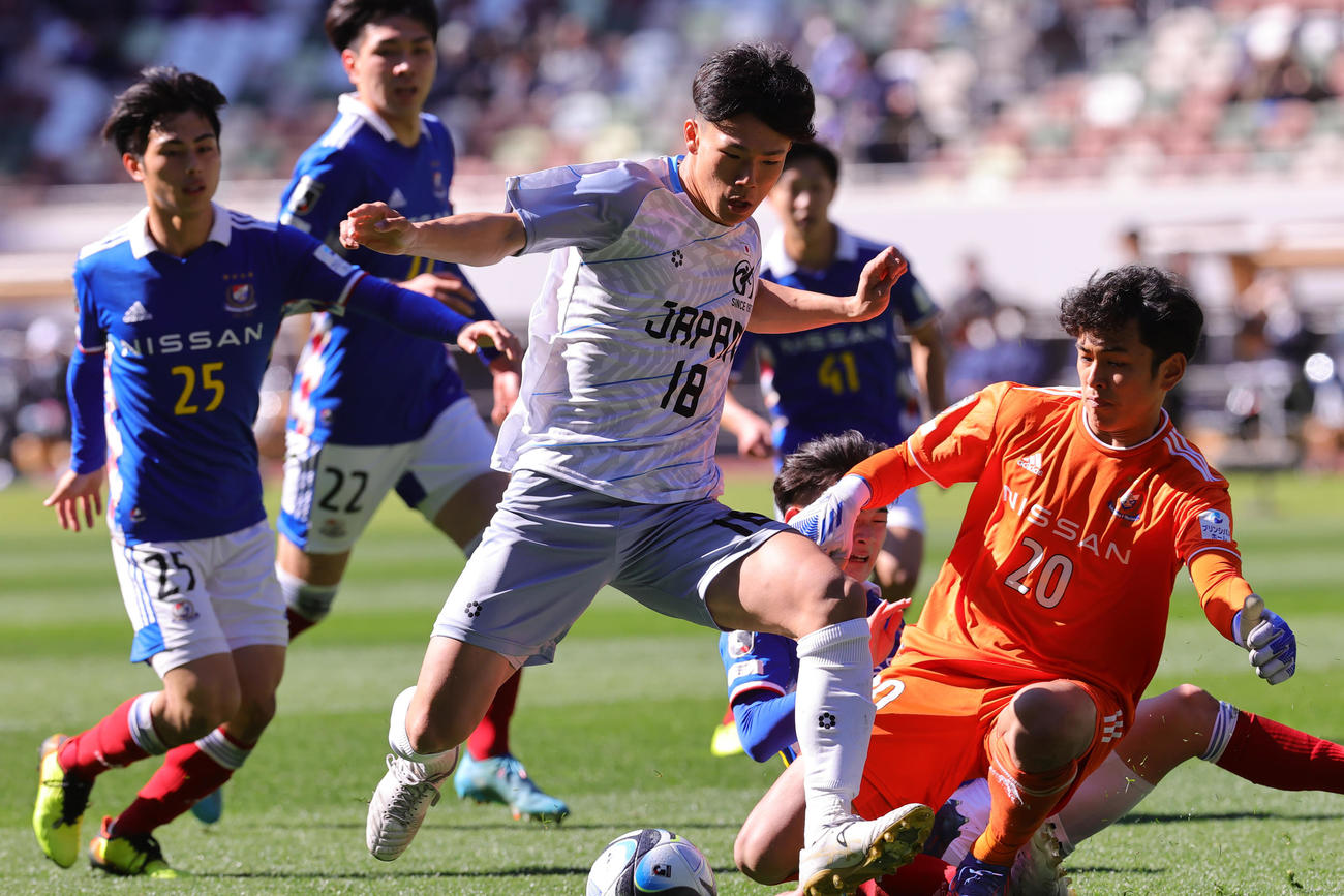 横浜ユース対日本高校選抜　後半、シュートに持ち込もうとする日本高校選抜・塩貝。右は横浜ユースGK福井（撮影・野上伸悟）