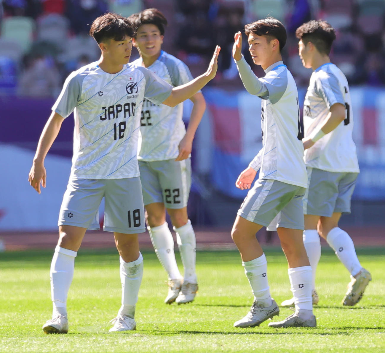 横浜ユース対日本高校選抜　後半、ゴールを決め喜ぶ日本高校選抜・塩貝（左）（撮影・野上伸悟）