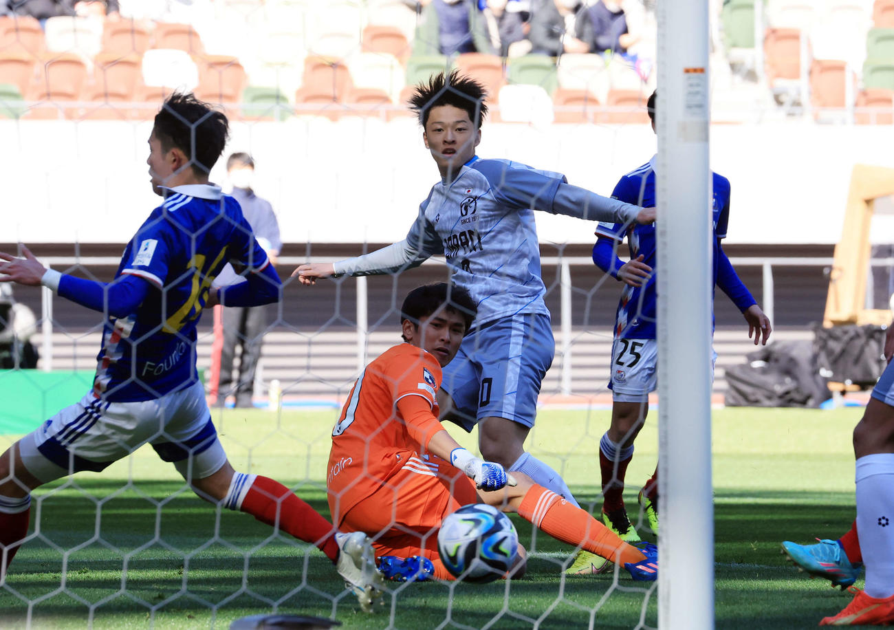 横浜対高校選抜　前半、先制ゴールを決める高校選抜・小湊（中央）（撮影・浅見桂子）