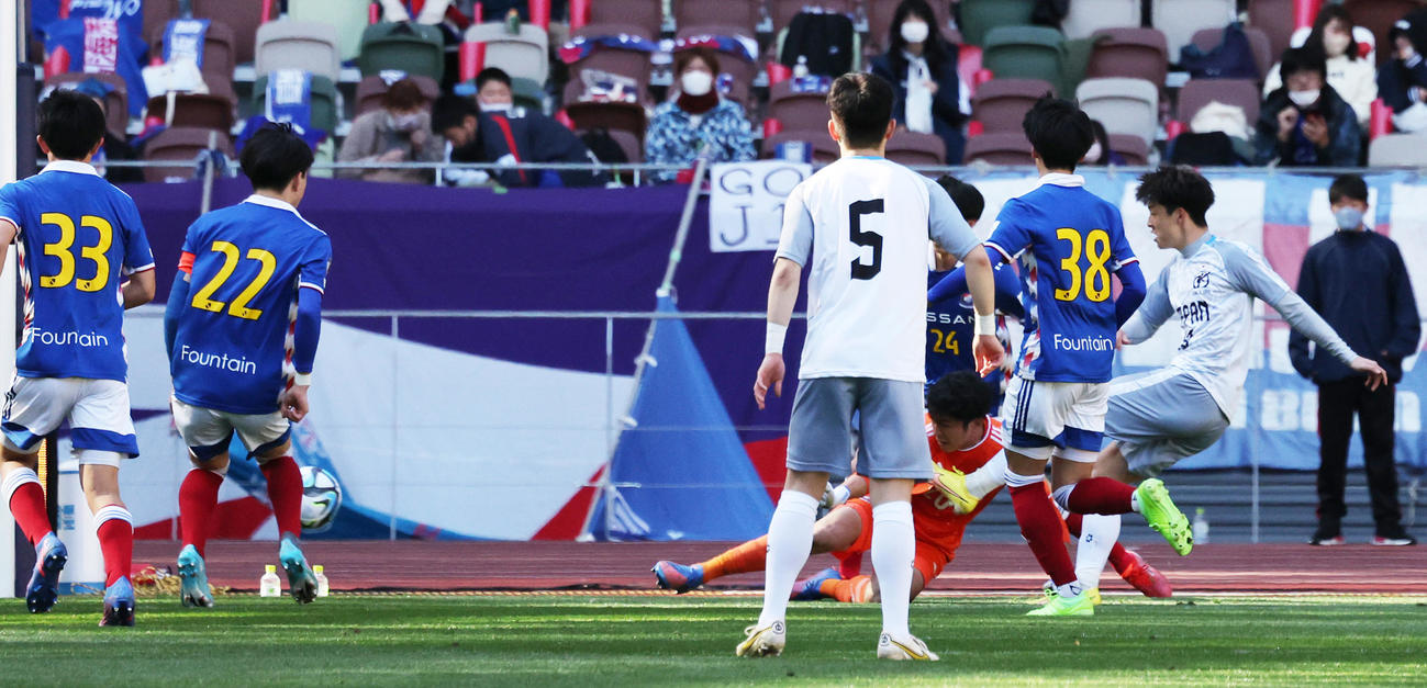 横浜ユース対日本高校選抜　前半、先制ゴールを決める日本高校選抜・小湊（撮影・野上伸悟）