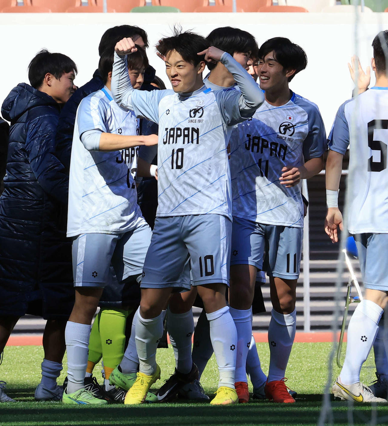 横浜対高校選抜　前半、先制ゴールを決め笑顔でガッツポーズする高校選抜・小湊（中央）（撮影・浅見桂子）