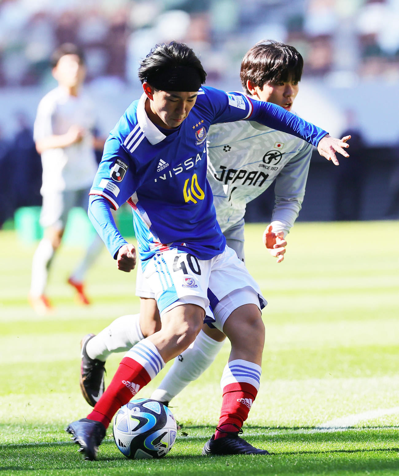 横浜ユース対日本高校選抜　前半、シュートを放つ横浜ユース・望月。後方は日本高校選抜・斎藤（撮影・野上伸悟）