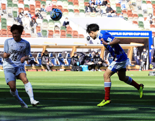 横浜対高校選抜　後半、チーム2点目のゴールを決める横浜MF上西（右）（撮影・浅見桂子）