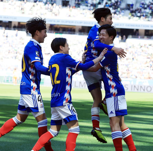 横浜対高校選抜　後半、チーム2点目のゴールを決め、イレブンに祝福される横浜MF上西（右）（撮影・浅見桂子）