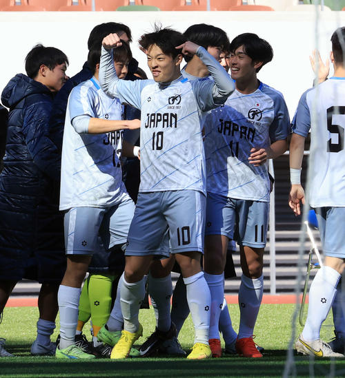 横浜対高校選抜　前半、先制ゴールを決め笑顔でガッツポーズする高校選抜・小湊（中央）（撮影・浅見桂子）