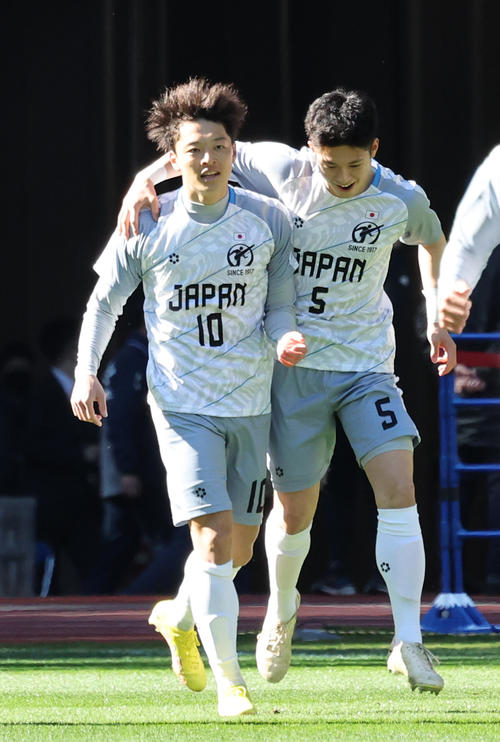 横浜ユース対日本高校選抜　前半、先制ゴールを決めた日本高校選抜・小湊（左）は、同じ青森山田の三橋と喜びあう（撮影・野上伸悟）