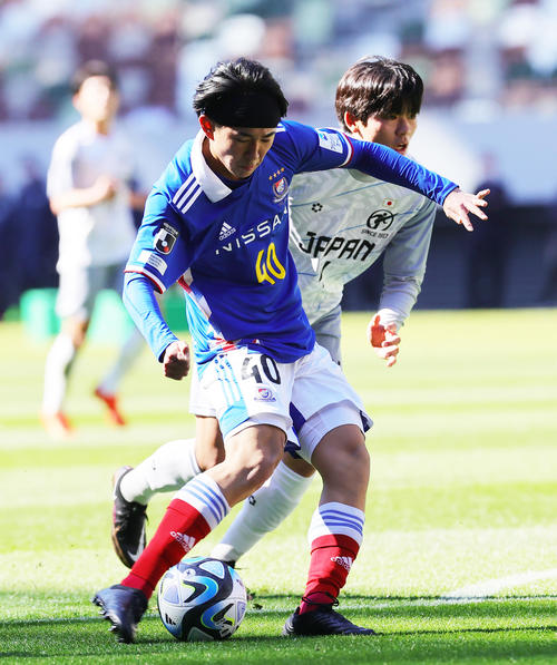 横浜ユース対日本高校選抜　前半、シュートを放つ横浜ユース・望月。後方は日本高校選抜・斎藤（撮影・野上伸悟）