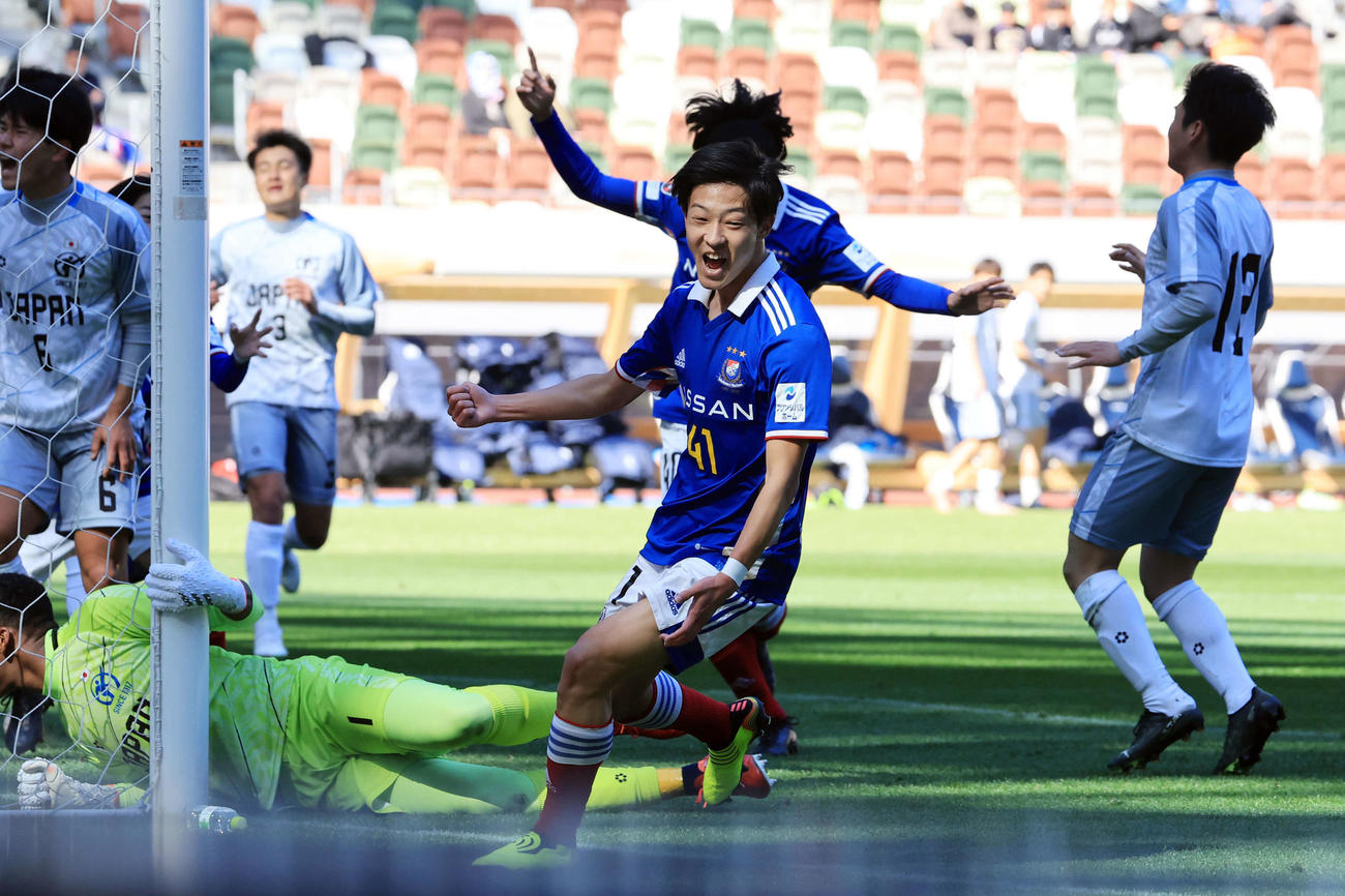 横浜対高校選抜　後半、チーム2点目のゴールを決め喜ぶ横浜MF上西（中央）（撮影・浅見桂子）