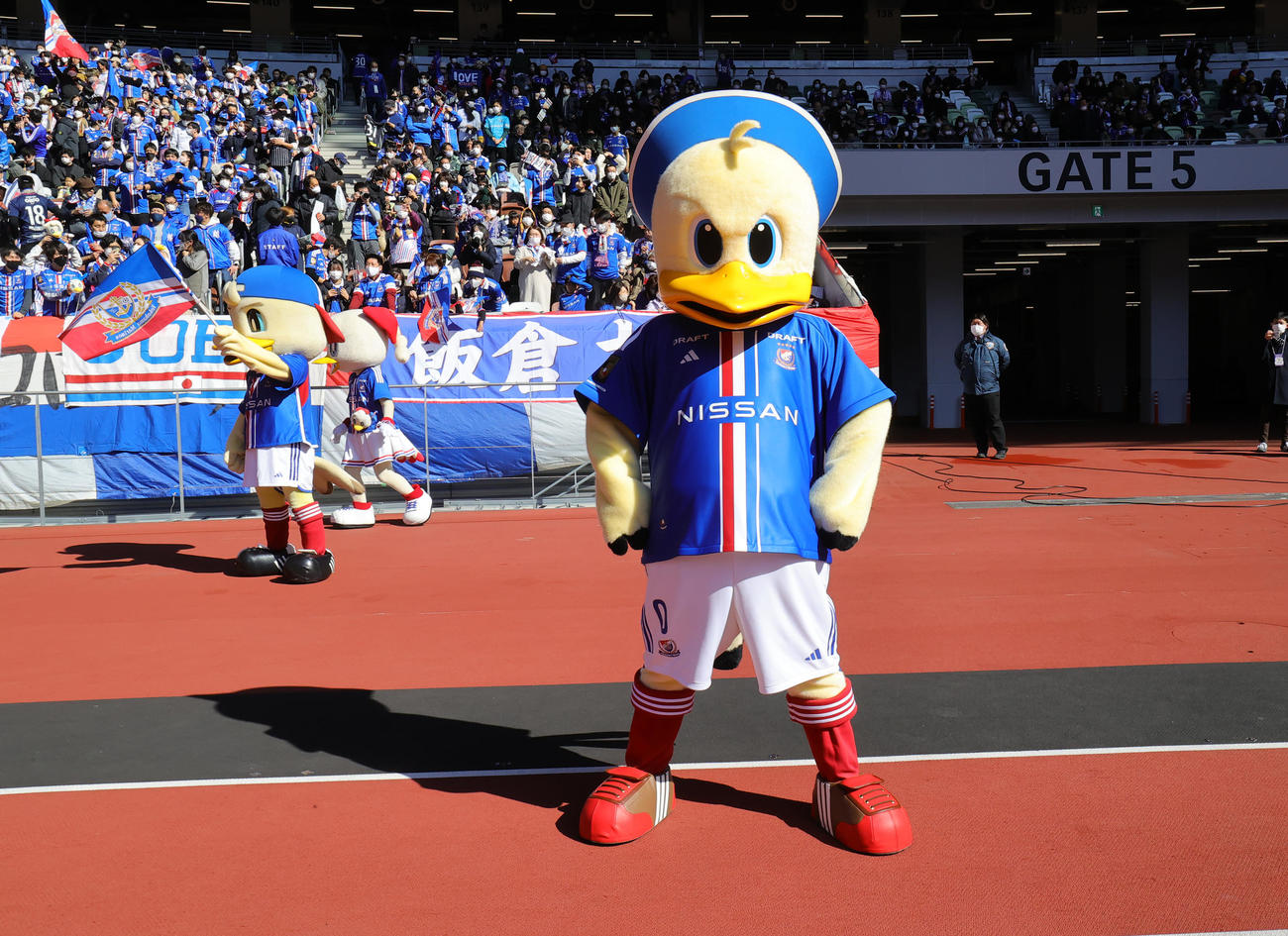 横浜対甲府　試合前にサポーター席の前に立つ横浜のマスコット、マリノス君（撮影・野上伸悟）