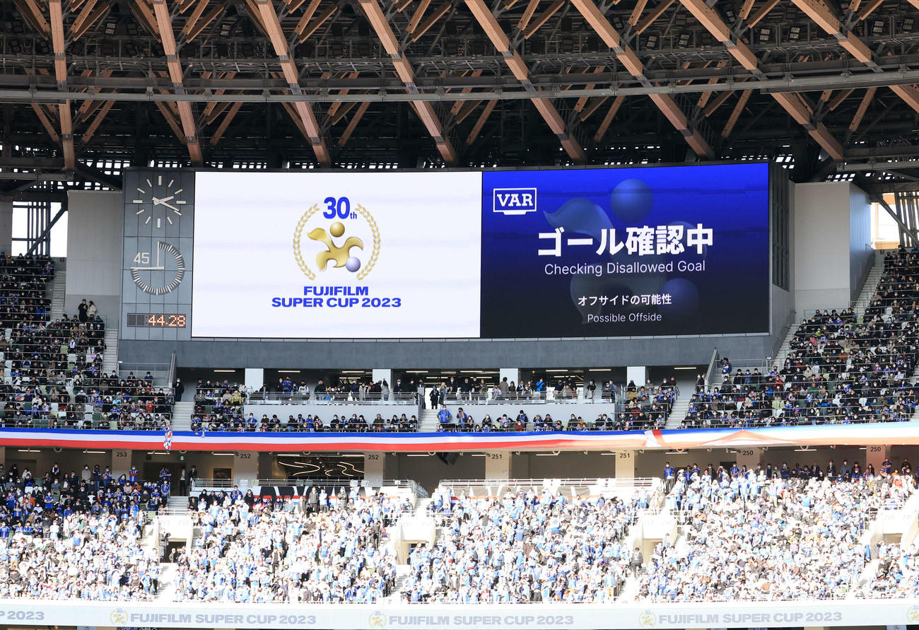 横浜対甲府　前半、同点ゴールを決めた甲府ピーター・ウタカだがVAR判定となり、表示される（撮影・浅見桂子）