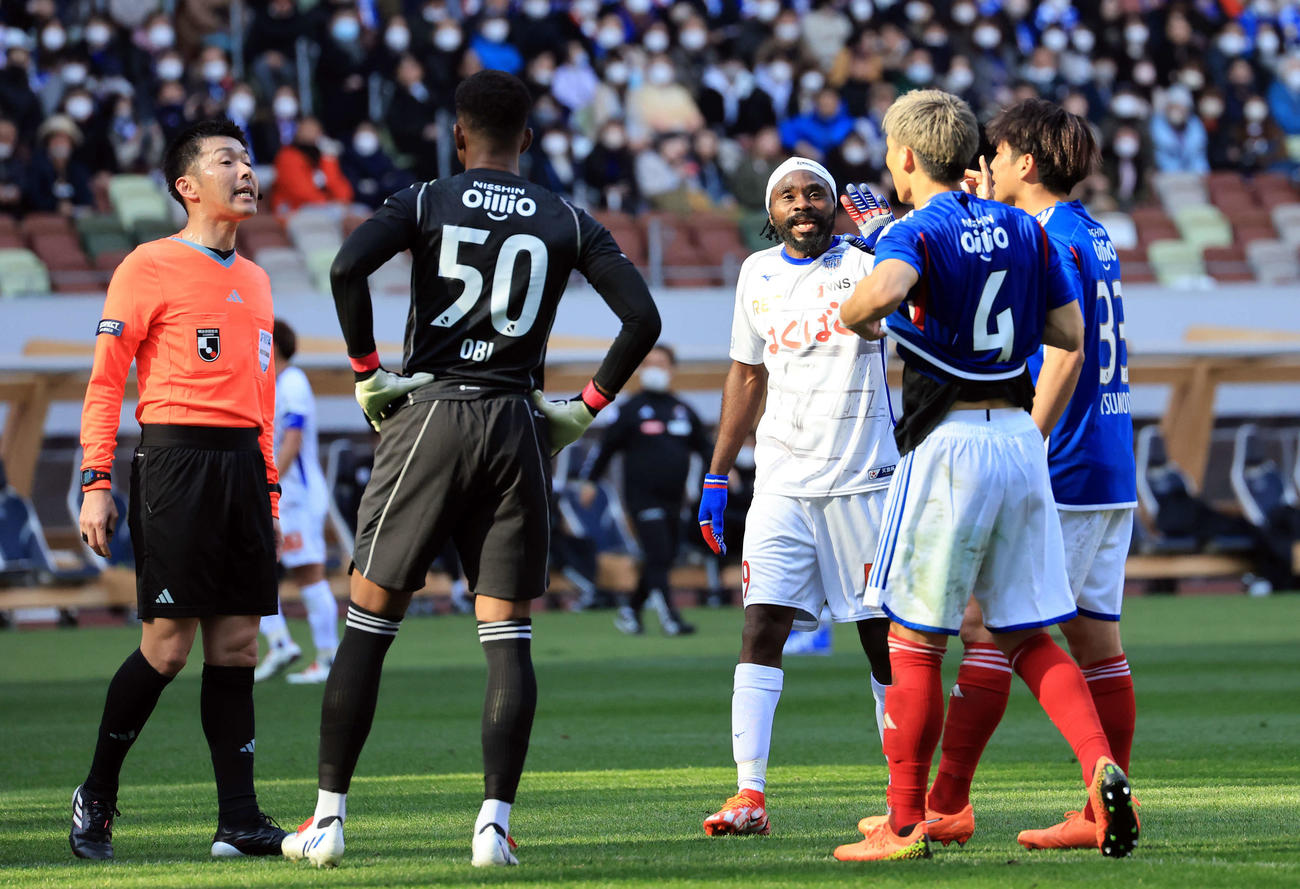 横浜対甲府　前半、同点ゴールを決めた甲府ピーター・ウタカ（右から3人目）だが、VAR判定となり主審に身ぶりで訴える（撮影・浅見桂子）