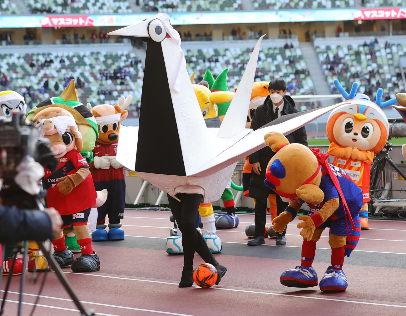 横浜対甲府　試合後のマスコット運動会で、PKをラボーナで蹴る盛岡のキヅール（撮影・野上伸悟）